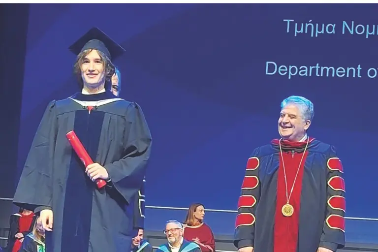 Σήκω, Φώφη, για να δεις! Ο γιος της Γεννηματά αποφοίτησε από τη Νομική