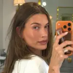 Χέιλι Μπίμπερ: Έκανε το απόλυτο summer glow που όλοι θα λατρέψουμε!