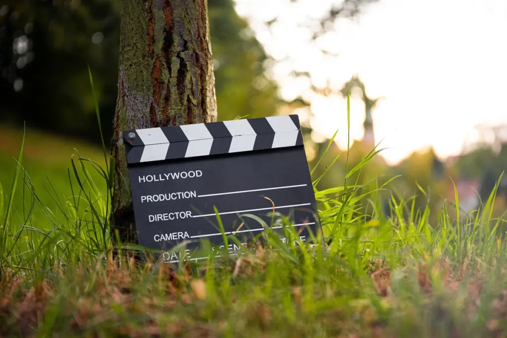 Η Directors Guild of America, η Ένωση Σκηνοθετών του Χόλιγουντ, κατέληξε σε προσωρινή τετραετή συμφωνία με την Alliance of Motion Picture and Television Producers, δηλαδή τον οργανισμό που εκπροσωπεί τα μεγάλα στούντιο και τις πλατφόρμες streaming.