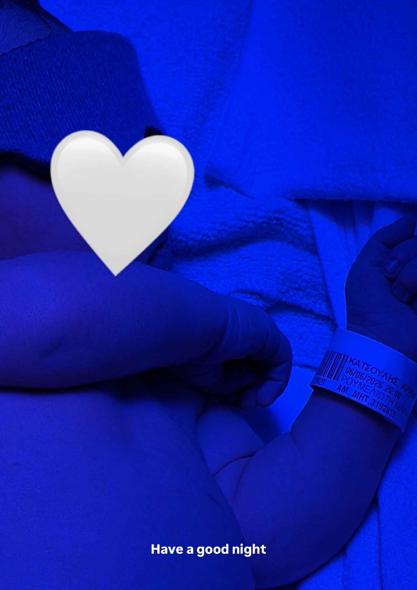 Ο Σάκης Κατσούλης μοιράστηκε στιγμιότυπα από το μαιευτήριο με τον νεογέννητο γιο του