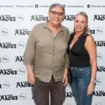 Ο Χασαπόπουλος έβγαλε το κοστούμι της ενημέρωσης και πήγε στο θέατρο με τη σύζυγό του