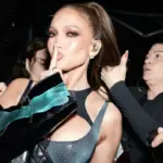 Η Λόπεζ «έβαλε φωτιά» στο Παρίσι με το ασημί σύνολό της