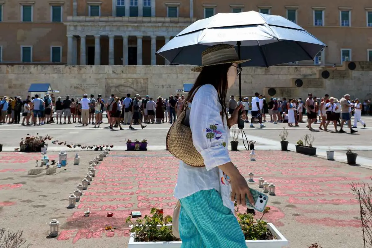 Καλοκαιρινός ο καιρός σήμερα, με τη θερμοκρασία να φτάνει τοπικά τους 35 βαθμούς και τους βοριάδες στο Αιγαίο έως 7 μποφόρ.