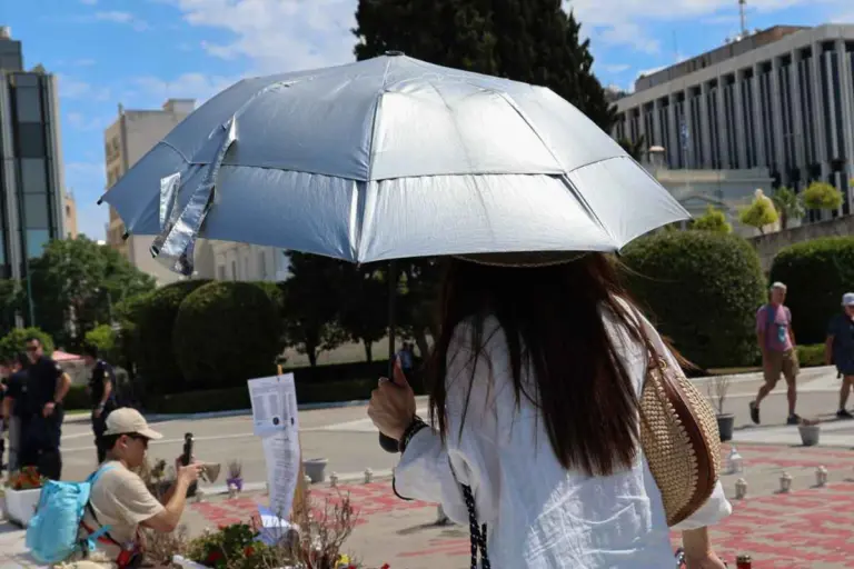 Καιρός: Κυριακή με 35άρια - Πού θα φυσήξει έως 7 μποφόρ