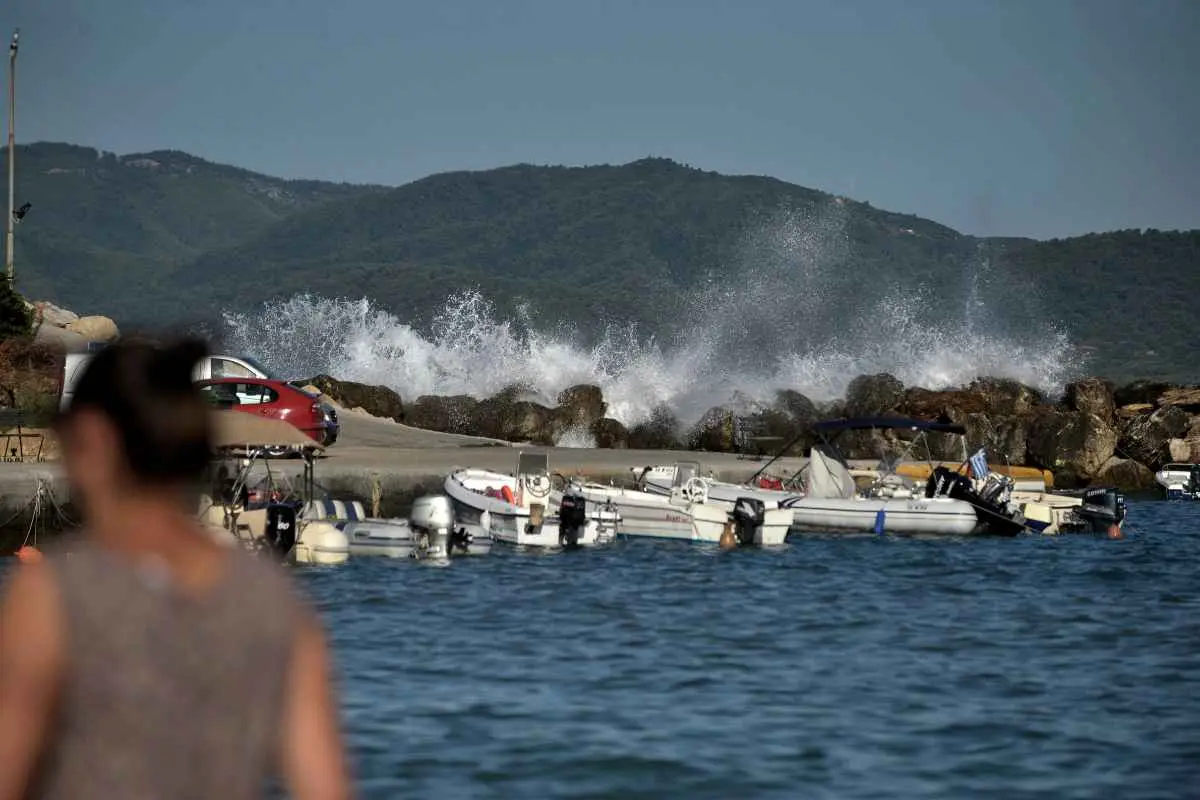 Η θερμοκρασία ανεβαίνει σήμερα, Δευτέρα 29 Ιουνίου, ενώ το μελτέμι επιμένει στο Αιγαίο.