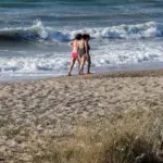 Καιρός: Ανεβαίνει η θερμοκρασία, επιμένουν τα μελτέμια