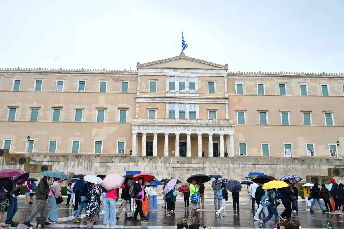 Καιρός με σύννεφα και καταιγίδες πριν από την αλλαγή του σκηνικού από την Παρασκευή