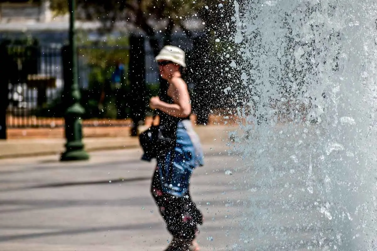 Ζεστός καιρός, με θερμοκρασίες έως 37 βαθμούς και ισχυρά μελτέμια στο Αιγαίο.