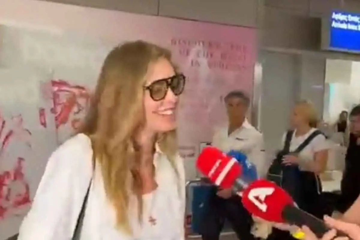 Η Κιάρα Φεράνι έφτασε στην Αθήνα και αποκάλυψε ότι θα περάσει τις διακοπές της στη Μήλο.
