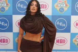 Κόνι Μεταξά: Μας δείχνει το υπέροχο σαλόνι της – Η ιδιαίτερη διακόσμηση και η ατμοσφαιρική γωνιά