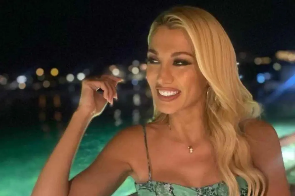 Η Κωνσταντίνα Σπυροπούλου με φούξια μπικίνι στη Βουλιαγμένη