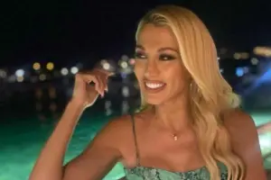 Κωνσταντίνα Σπυροπούλου: Με φούξια μπικίνι στη Βουλιαγμένη