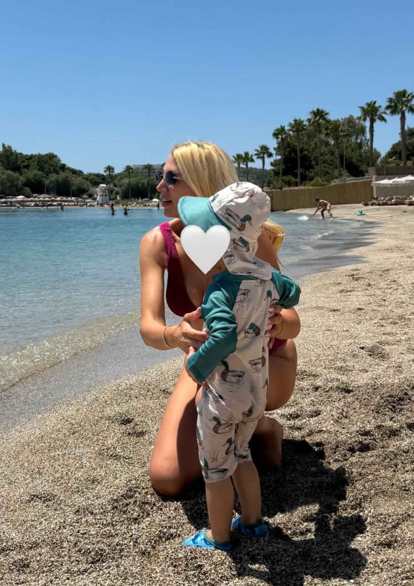 Η Κωνσταντίνα Σπυροπούλου αγκαλιά με τον γιο της στη Βουλιαγμένη