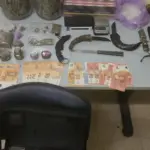 Κυψέλη: Συλλήψεις 47χρονης και 24χρονου – Κατασχέθηκαν σπαθιά, μαχαίρια και ναρκωτικά