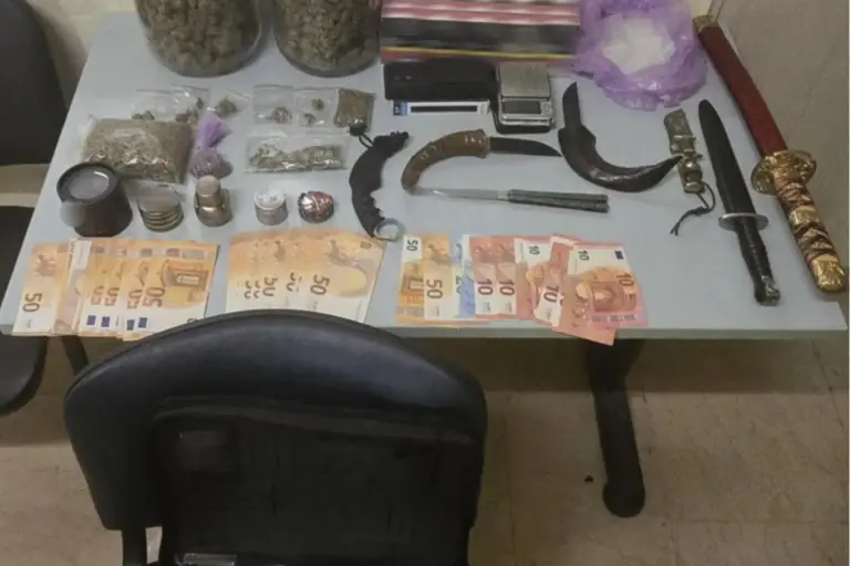 Κυψέλη: Συλλήψεις 47χρονης και 24χρονου – Κατασχέθηκαν σπαθιά, μαχαίρια και ναρκωτικά