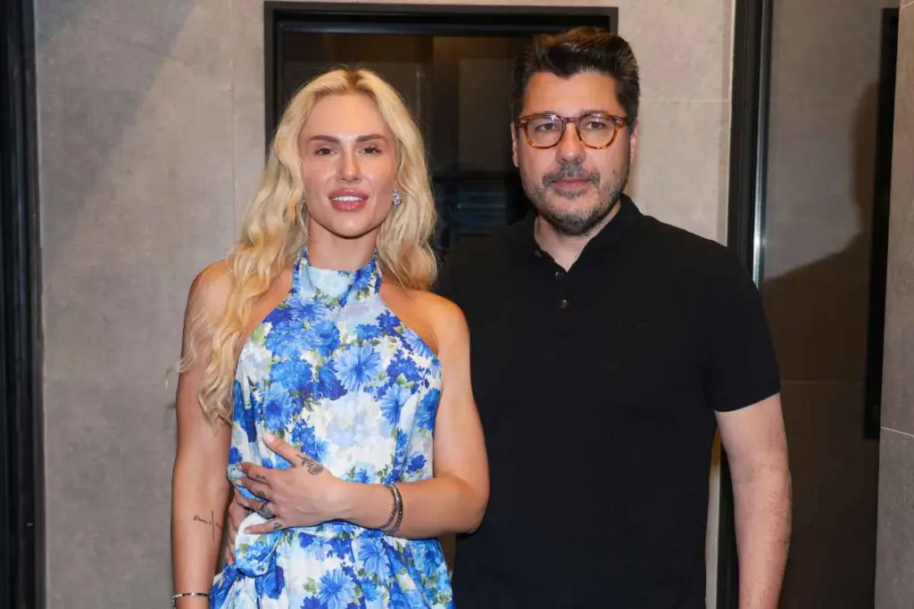 Ο Λάμπρος Κωνσταντάρας με την Έλενα Τσαγκρινού σε χαλαρή στιγμή στο σπίτι