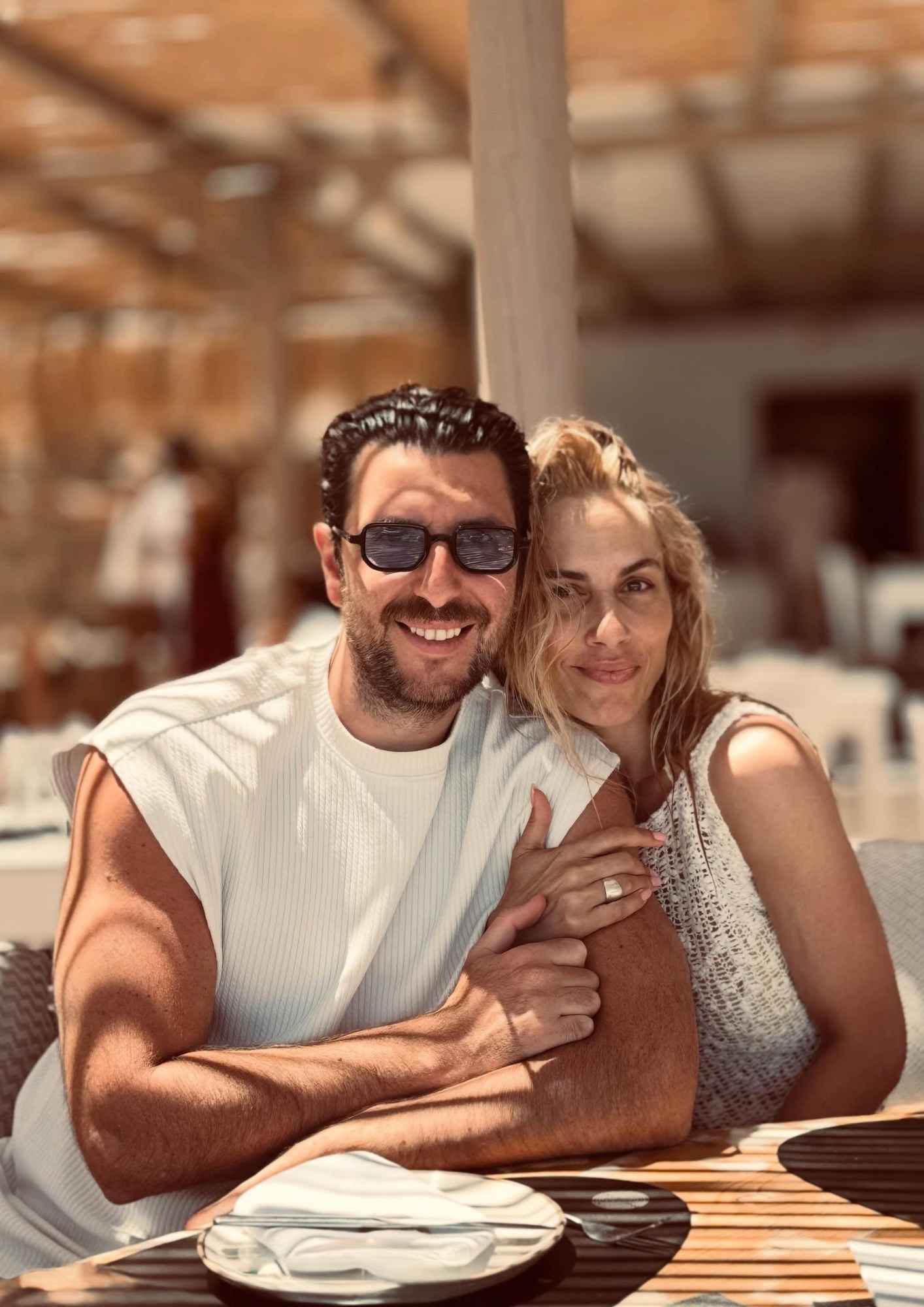 Η Ντορέττα Παπαδημητρίου και ο Γιώργος Γεροντιδάκης βρέθηκαν στην Πάρο για τον γάμο της Αθηνάς Οικονομάκου.