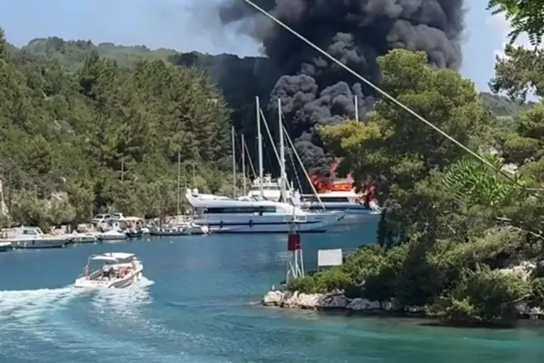 Κόλαση στο λιμάνι των Παξών: Δύο τουριστικά σκάφη έγιναν παρανάλωμα του πυρός