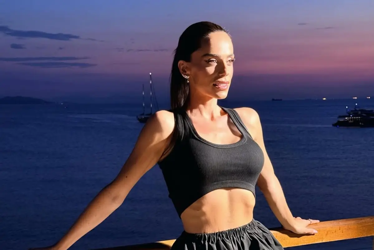 Η Μαρία Αντωνά ποζάρει με φόντο το ηλιοβασίλεμα