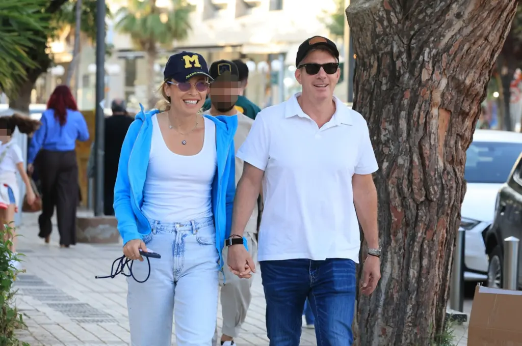Η Χρουσαλά με τον Πατίτσα βολτάρουν χέρι χέρι στη Γλυφάδα