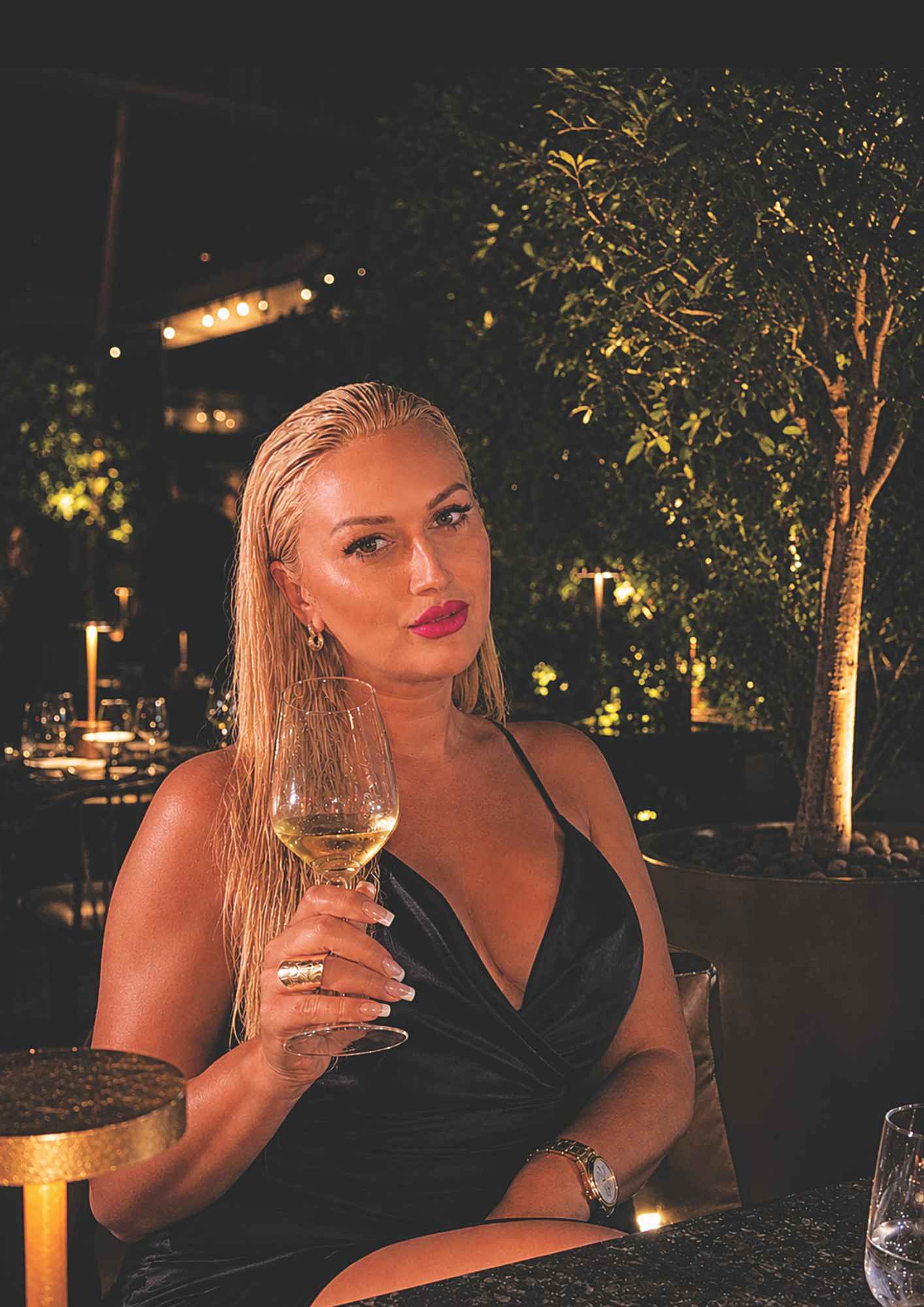Διατηρεί δικό της κατάστημα ρούχων και αγαπά την αισθητική, τα ταξίδια και τις αληθινές στιγμές.