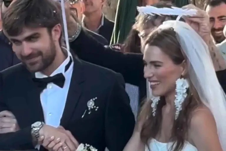 Μελία Κράιλινγκ: Η Ελληνίδα ηθοποιός του «Emily in Paris» παντρεύτηκε στη Σύρο