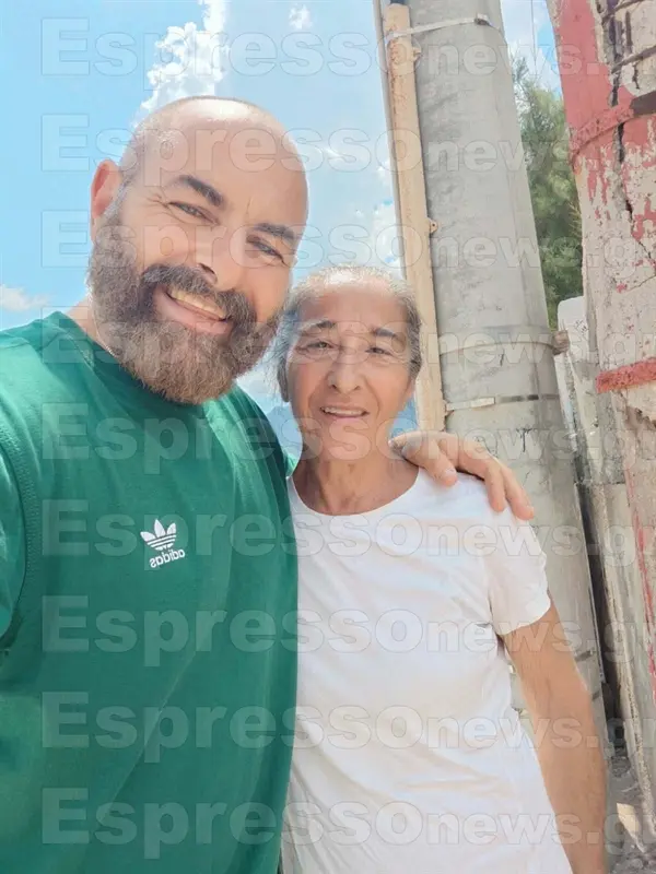 Η μητέρα του Βλάση Μάρα εργάζεται εθελοντικά ως οδοκαθαρίστρια στο Αλεποχώρι Μεγάρων
