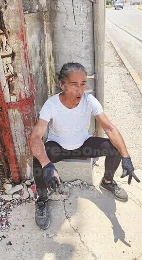 Η μητέρα του Βλάση Μάρα εργάζεται εθελοντικά ως οδοκαθαρίστρια στο Αλεποχώρι Μεγάρω