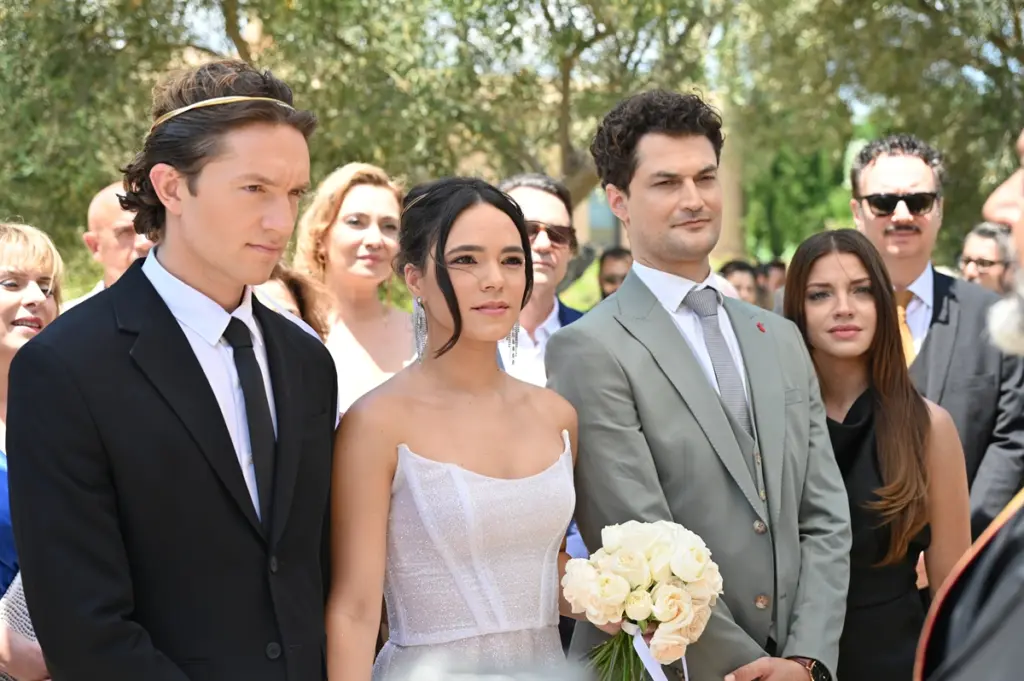 Αυλαία σειράς «Να μ’αγαπάς»