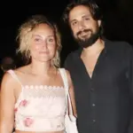 Γιάννης Νιάρρος: «Με τη Χαρά Μάτα Γιαννάτου είμαστε 13 χρόνια μαζί, ο γάμος έγινε για πλάκα και τζερτζελέ»
