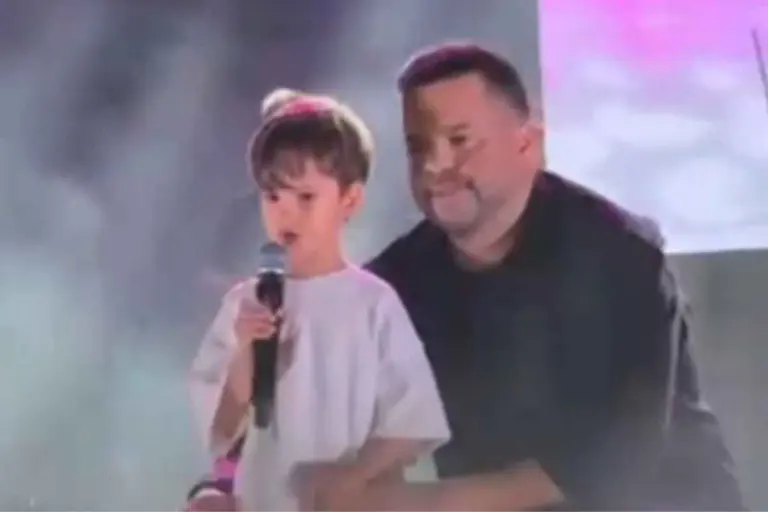 Στη σκηνή με τον Απέργη junior