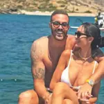 Τρέχει κάτι στον γάμο του Παππά;