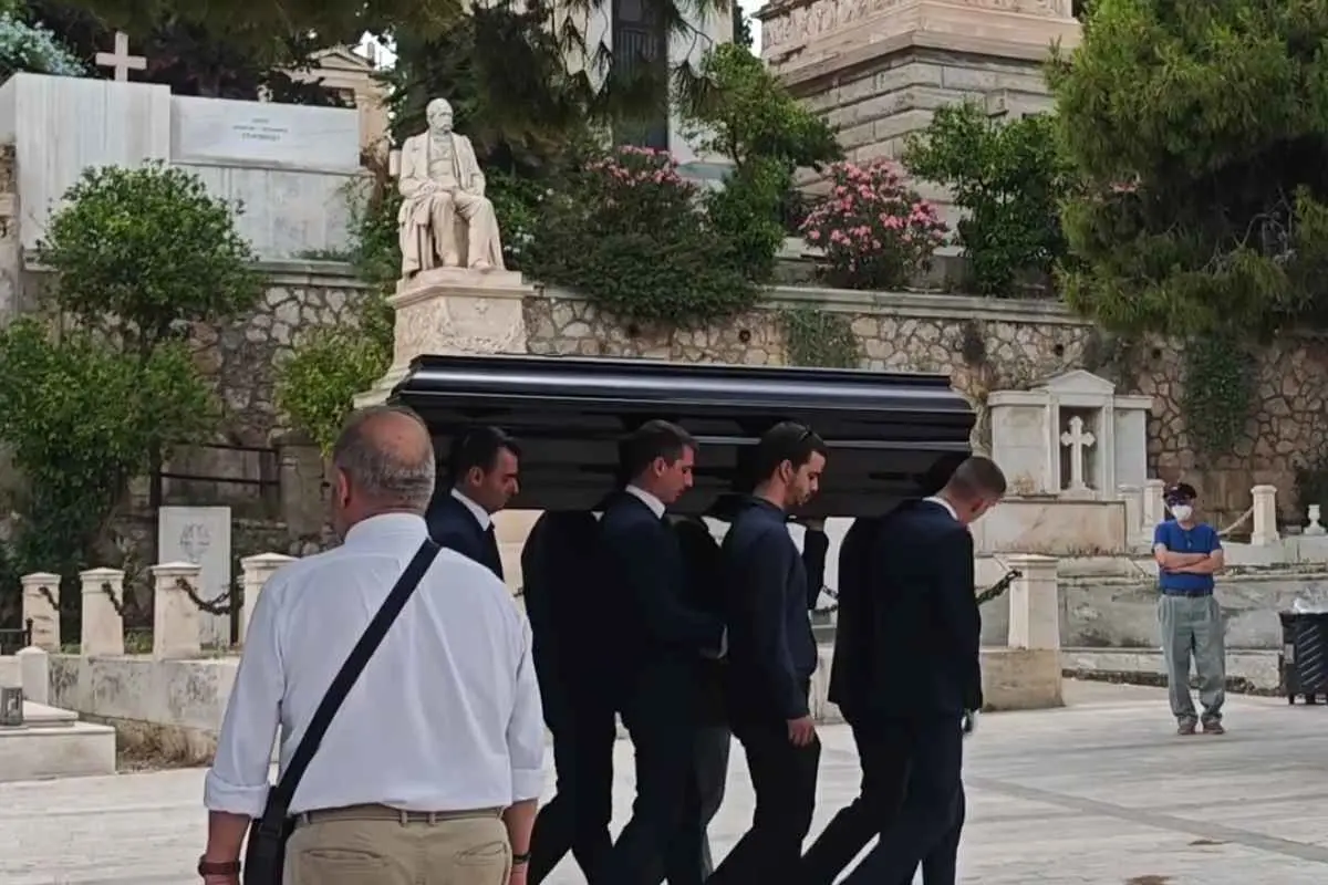 Φίλοι, συγγενείς και συνάδελφοι αποχαιρέτησαν τον δημοσιογράφο Νίκο Σερβετά στο Α’ Νεκροταφείο Αθηνών.