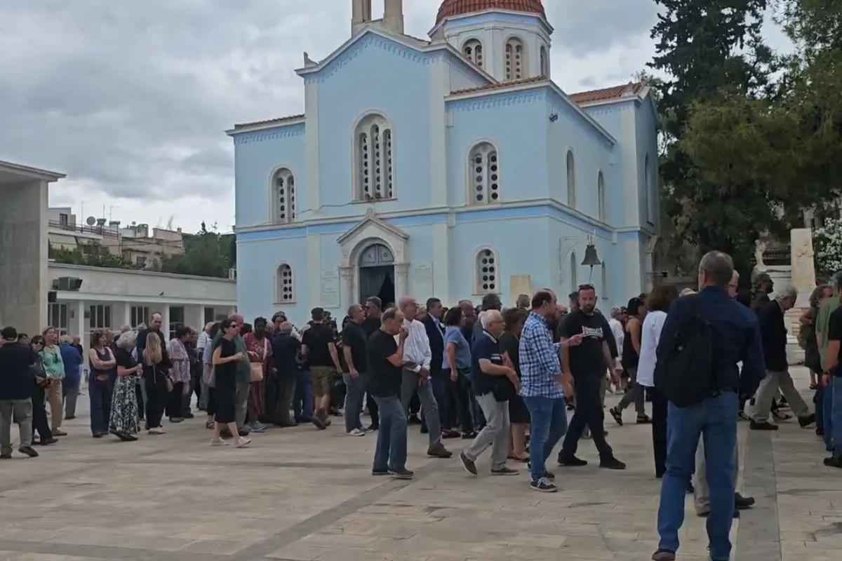 Σε κλίμα συγκίνησης συγγενείς, φίλοι και συνάδελφοι αποχαιρέτησαν τον δημοσιογράφο Νίκο Σερβετά