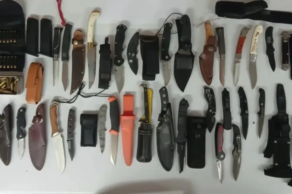 Bρέθηκαν και κατασχέθηκαν 12 μαχαίρια, 20 αναδιπλούμενοι σουγιάδες, δύο γεμιστήρες, 24 φυσίγγια και πτυσσόμενη ράβδος.
