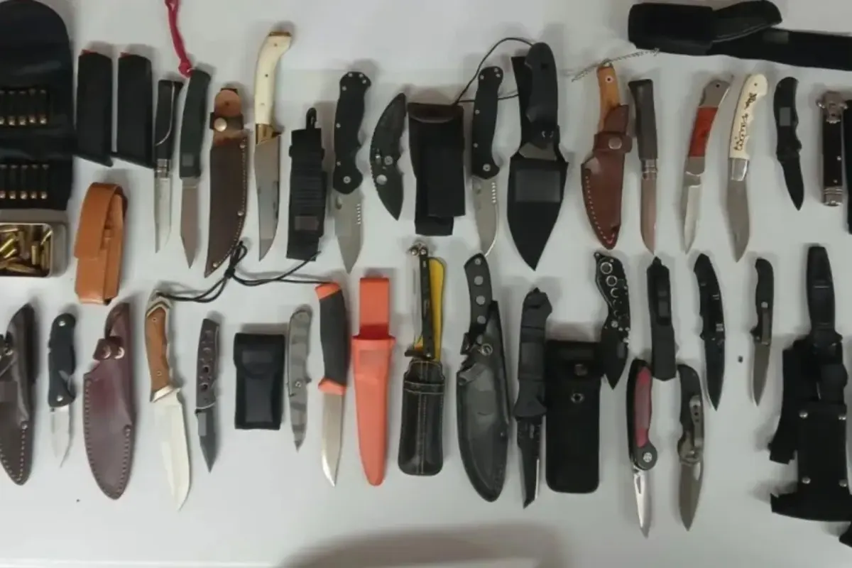 Bρέθηκαν και κατασχέθηκαν 12 μαχαίρια, 20 αναδιπλούμενοι σουγιάδες, δύο γεμιστήρες, 24 φυσίγγια και πτυσσόμενη ράβδος.