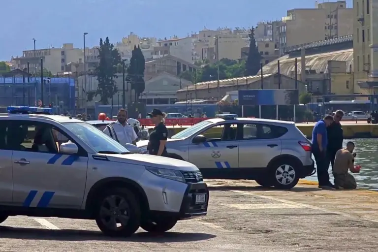 Σκηνές πανικού στο λιμάνι του Πειραιά: Αυτοκίνητο βούτηξε στη θάλασσα