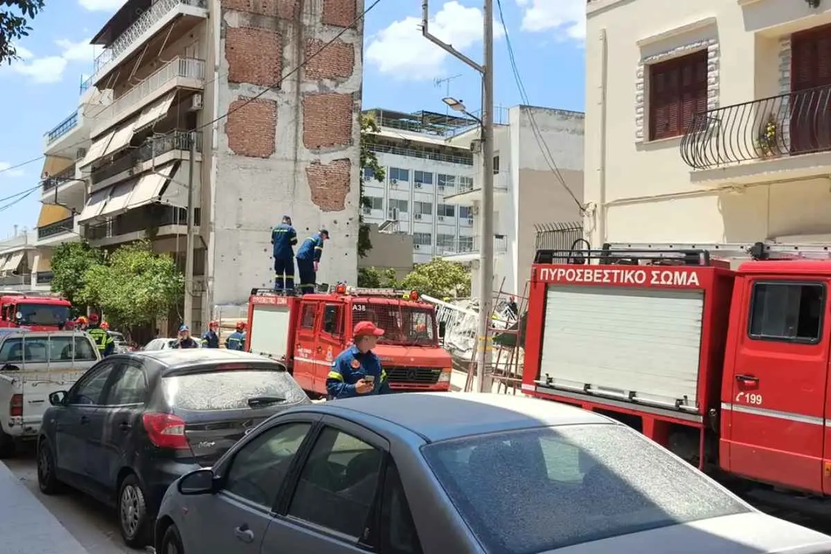 Δυνάμεις της Πυροσβεστικής στα Πετράλωνα μετά από κατάρρευση κτηρίου