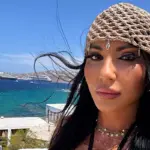 Η Πόπη Μαλλιωτάκη φωτογραφίζεται με λεοπάρ μπικίνι πάνω σε σκάφος