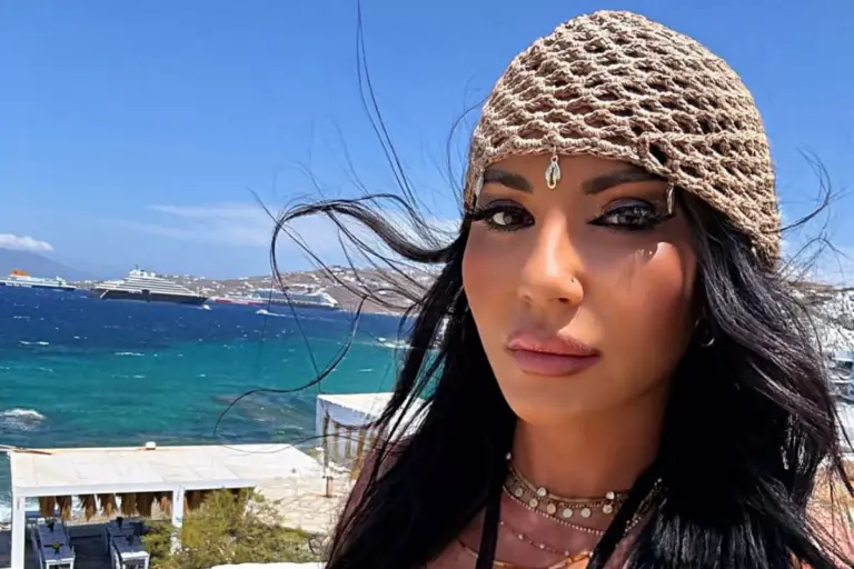 Η Πόπη Μαλλιωτάκη φωτογραφίζεται με λεοπάρ μπικίνι πάνω σε σκάφος