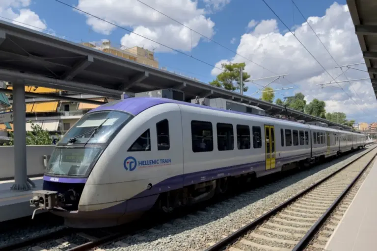 Εμπόδιο στις γραμμές σταμάτησε συρμό του Προαστιακού