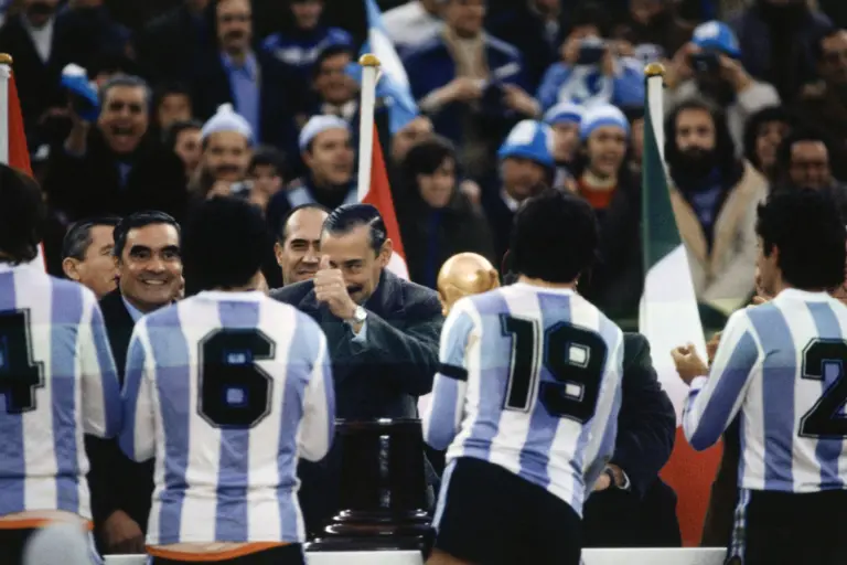 1978: Οι δύο Έλληνες δημοσιογράφοι που δεν… μάσησαν τα λόγια τους στην Αργεντινή του Βιντέλα