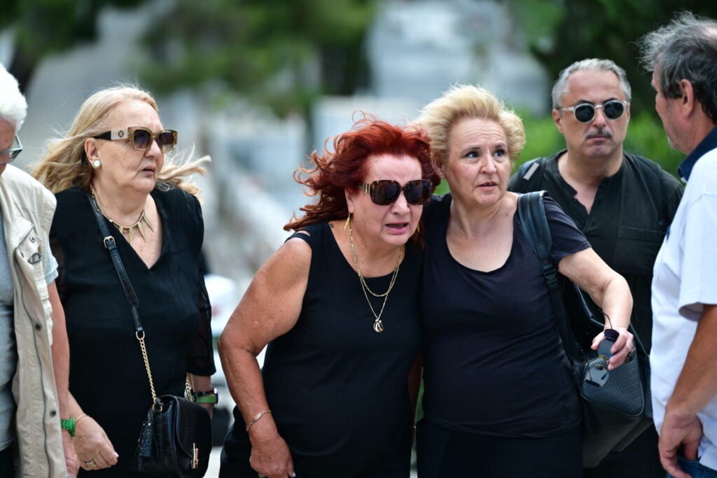 Συγκίνηση στην κηδεία του Σωτήρη Τσόγκα στο Νεκροταφείο Ζωγράφου. Ο μουσικός αποχαιρετισμός από τη Μαίρη Ραζή και την κόρη τους.