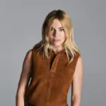 Μονόπετρο για τη Σιένα Μίλερ λίγους μήνες μετά τη γέννηση του παιδιού της