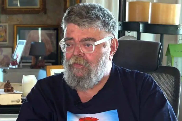 Σταμάτης Κραουνάκης: «Ο έρωτας είναι καθημερινό καύσιμο στη ζωή μου»