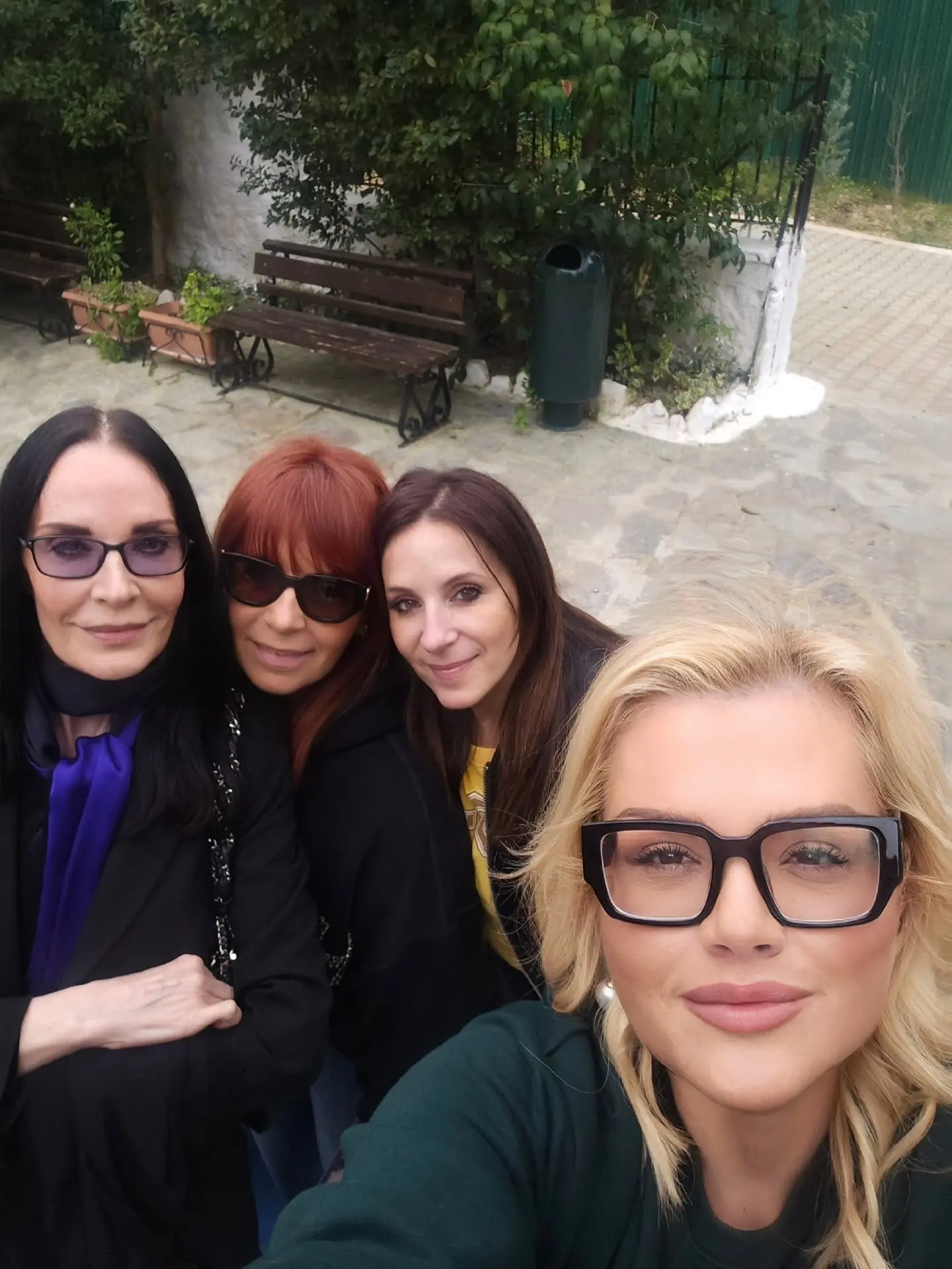 Η Τάνια Καψάλη σήμερα στα 57 της ποζάρει με τις φίλες της