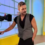 Ο Τάσος Ιορδανίδης ποζάρει ημίγυμνος στον κήπο του