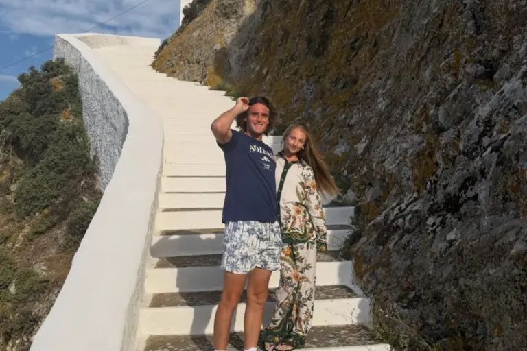 Ερωτευμένος στην Τζια ο Στέφανος Τσιτσιπάς