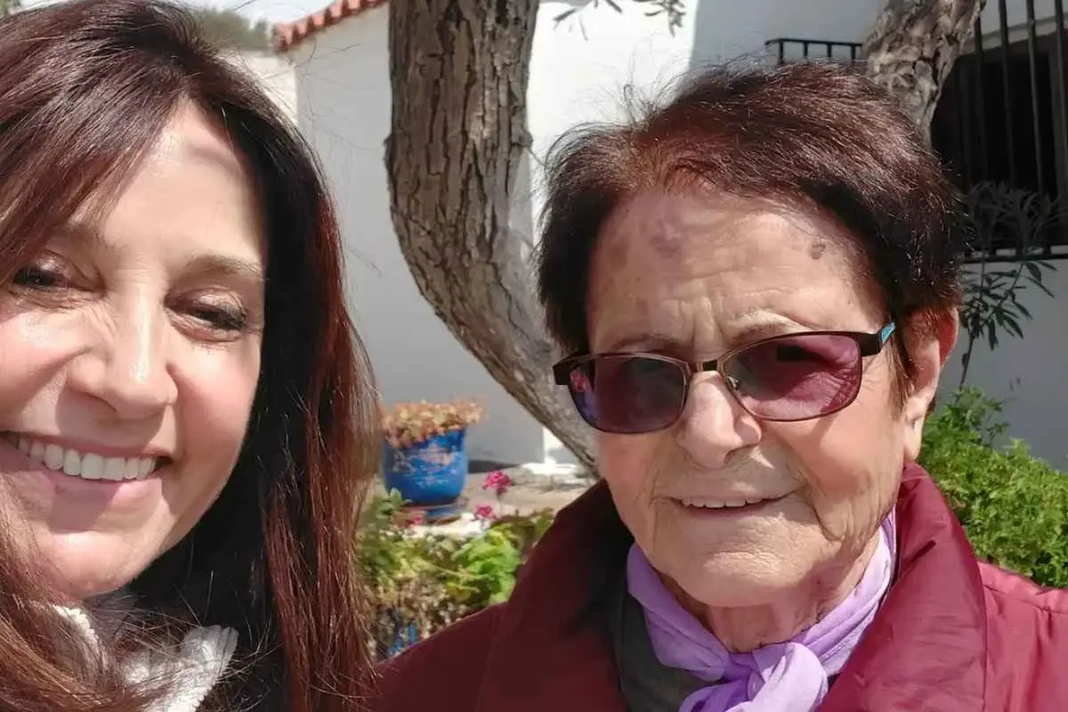 Η Βάσω Γουλιελμάκη αποχαιρετά την πρώην πεθερά της Βασιλική Αλαφούζου