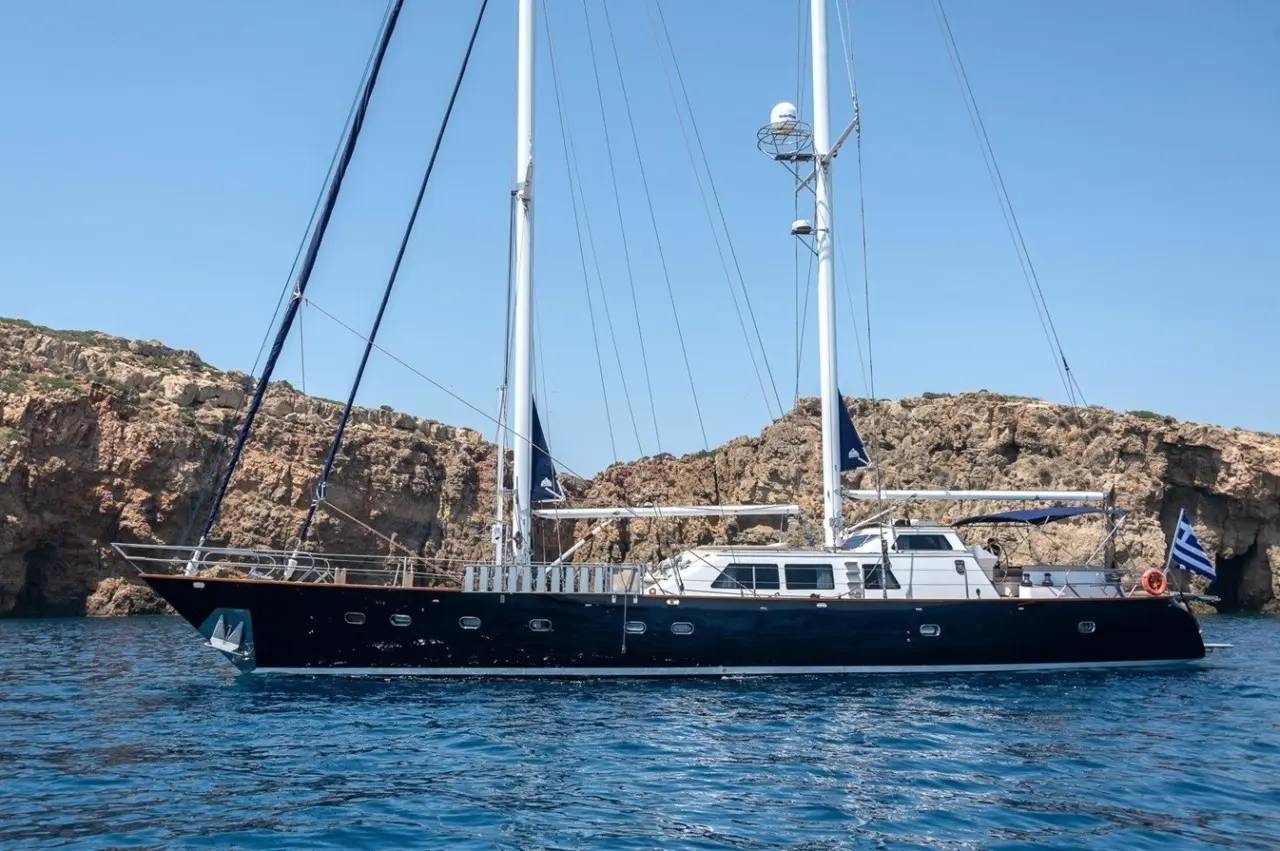 Στο σφυρί το yacht «φάντασμα» των Γκριμάλντι στη μαρίνα Ζέας